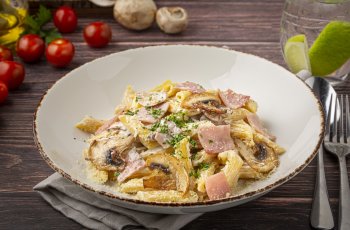 Пенне с грибами и ветчиной пенне