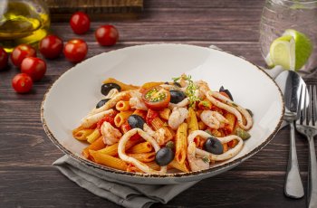 Пенне с креветками и кальмарами
