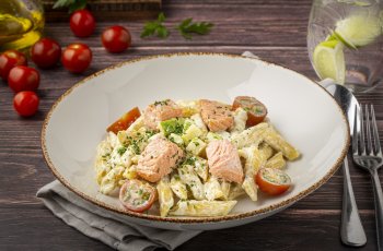 Пенне с семгой и цукини